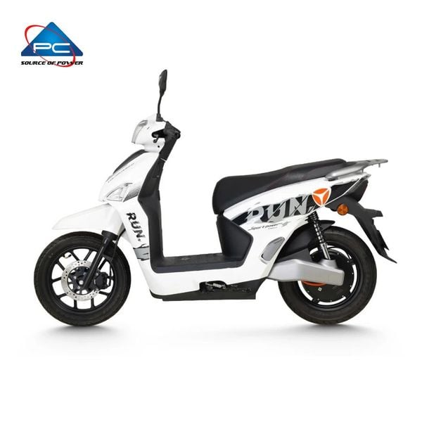 Xe máy điện Yadea VoltGuard U màu trắng, góc nghiêng trái, tem RUN đen nổi bật