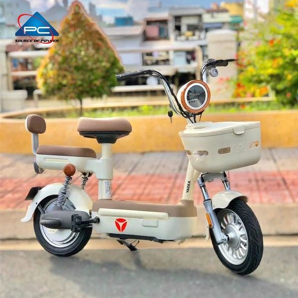 Xe đạp điện YADEA iFUN nhìn từ bên phải, yên màu nâu, giỏ trước màu trắng, logo YADEA trên thân xe