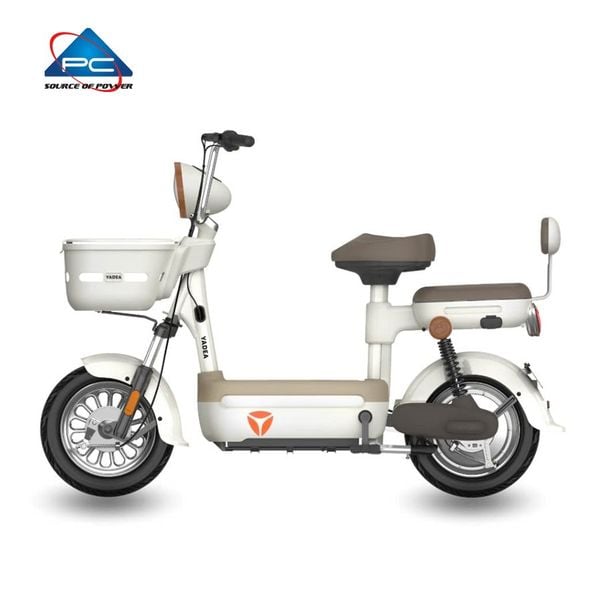 Xe đạp điện YADEA iFUN nhìn thẳng bên hông, yên màu nâu, logo tam giác cam trên thân xe, giỏ trước màu trắng
