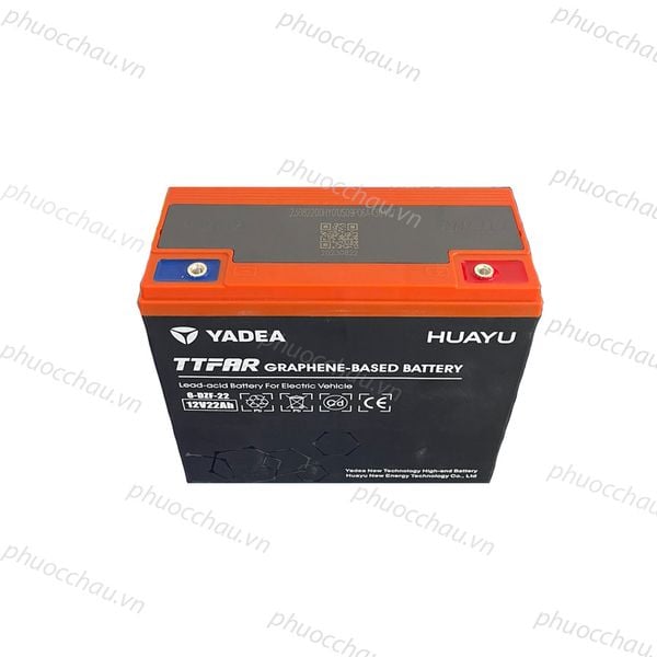 Bình ắc quy YADEA 6-DZF-22 12V 22Ah TTFAR nhìn từ trên, nắp cam 2 cọc đỏ xanh và tem QR