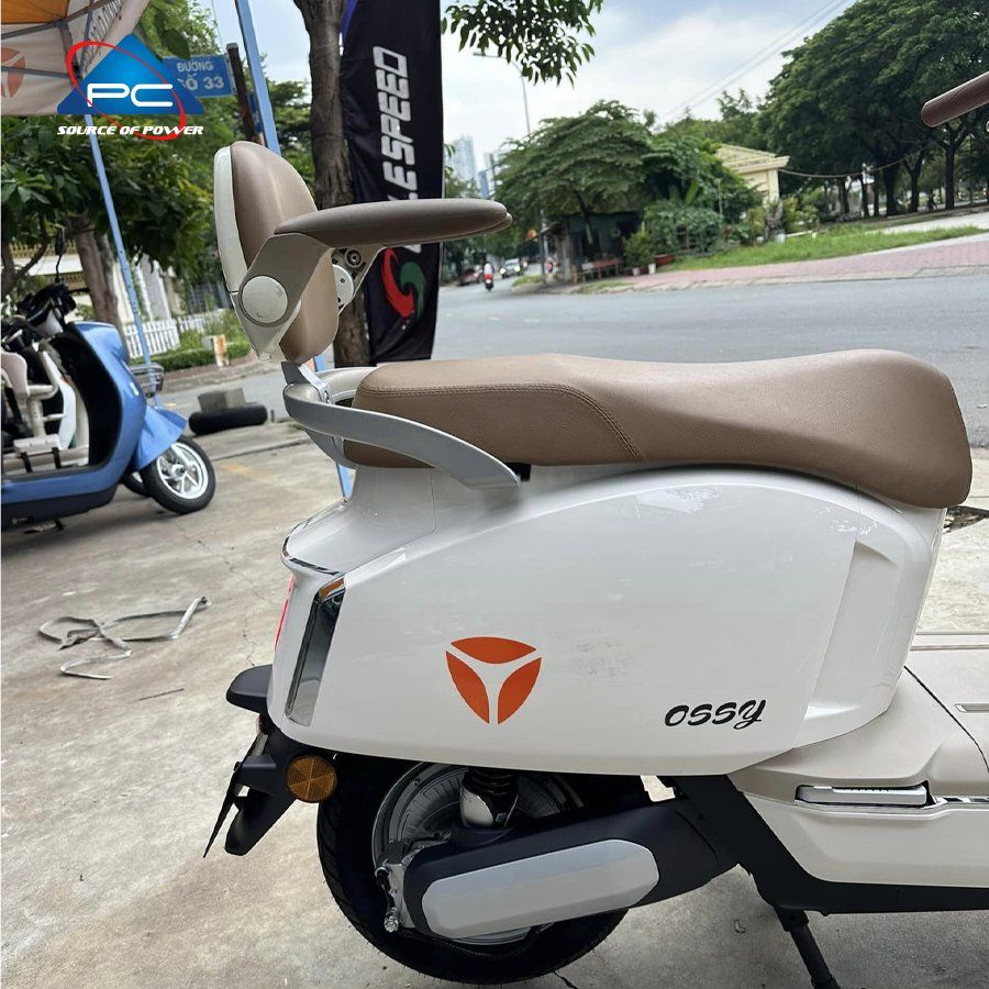 Tựa lưng xe máy điện Yadea Ossy, có gác tay