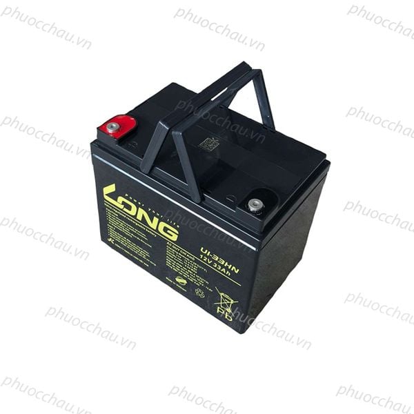 Bình ắc quy LONG U1-33HN 12V 33Ah nhìn từ góc phải, cọc đỏ đen, quai xách nhựa đen, tem vàng