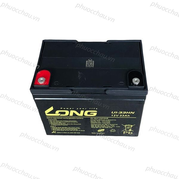Bình ắc quy LONG U1-33HN 12V 33Ah nhìn từ trên xuống, cọc dẹt có lỗ bắt vít, mặt trên vỏ đen