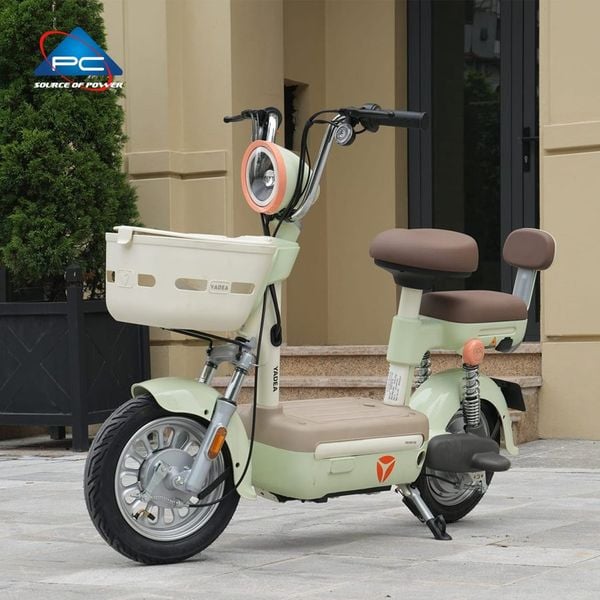 Xe đạp điện YADEA iFUN màu xanh kem nhìn từ bên trái, đèn pha tròn viền cam, cốp trước và yên xe màu nâu