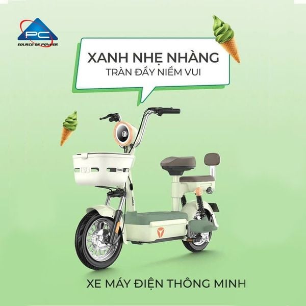 Xe đạp điện YADEA iFUN màu xanh kem, góc nghiêng trái, ảnh quảng cáo sản phẩm với logo PC Source of Power