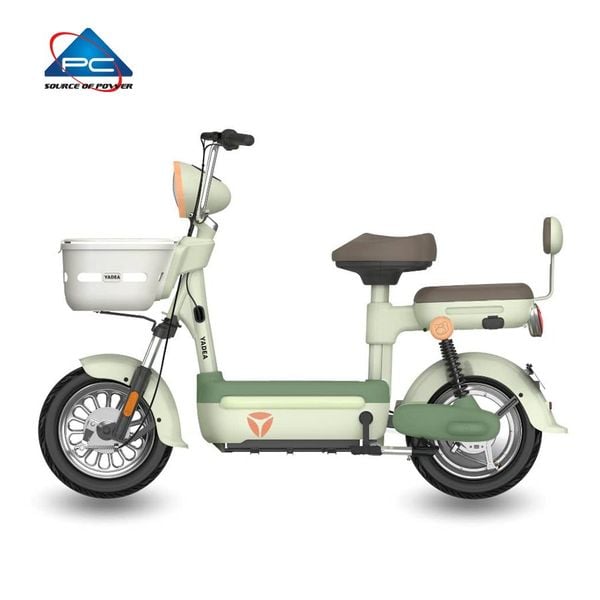 Xe đạp điện YADEA iFUN nhìn chính diện bên hông, yên trước và yên sau màu nâu, logo YADEA trên giỏ xe