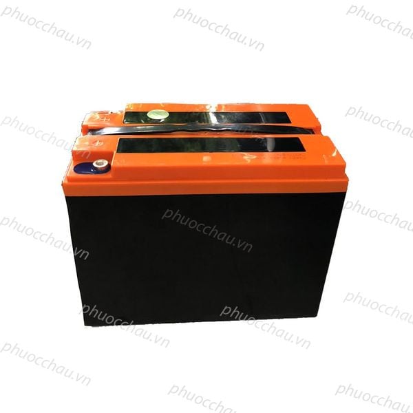 Ắc quy Yamato 6-EVF-55 12V-55AH góc nhìn từ trên xuống sau, thấy tay xách và cọc bình