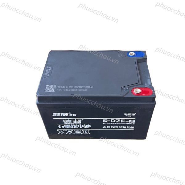 Bình ắc quy xe đạp điện Chilwee 6-DZF-13 12V 13AH nhìn từ trên xuống, cận cảnh cọc dương đỏ cọc âm xanh và tem 德超 石墨烯