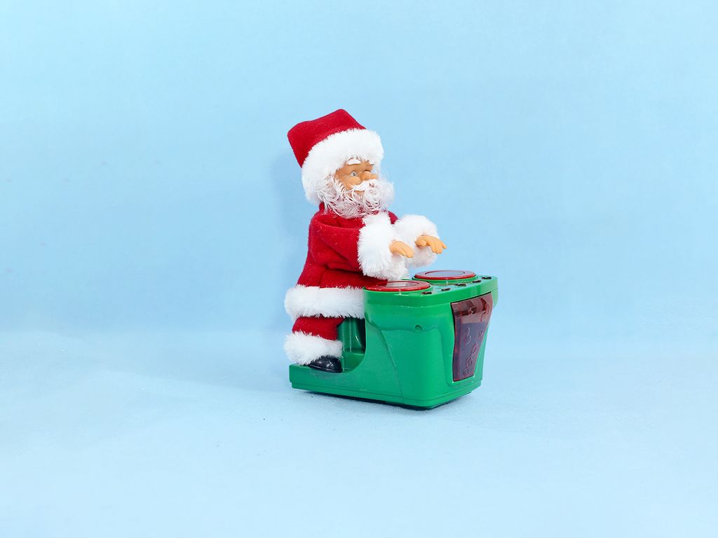 Đồ chơi ông già noel ngồi thùng nhạc DJ - Quà tặng giáng sinh