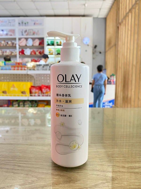 Sữa Dưỡng Thể Olay 250m Vitamin E Trắng, Hỗ trợ làm trắng, làm sáng các đốm nâu, vết thâm trên da