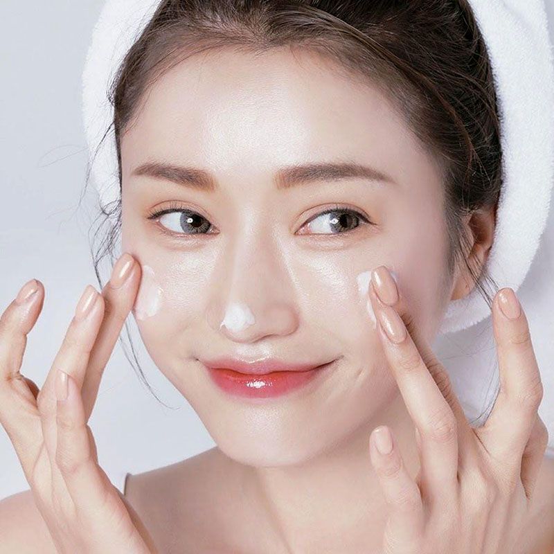 Kem Dưỡng Trắng Sáng Và Giảm Thâm Nám Ban Ngày Senka White Beauty UV Cream SPF 25 PA ++ - 50g