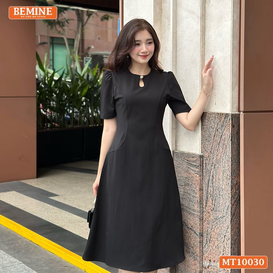 Đầm thiết kế BEMINE cổ tròn xẻ giọt nước đính cúc dáng chữ A phù hợp đi làm, đi dạo phố-MT10030