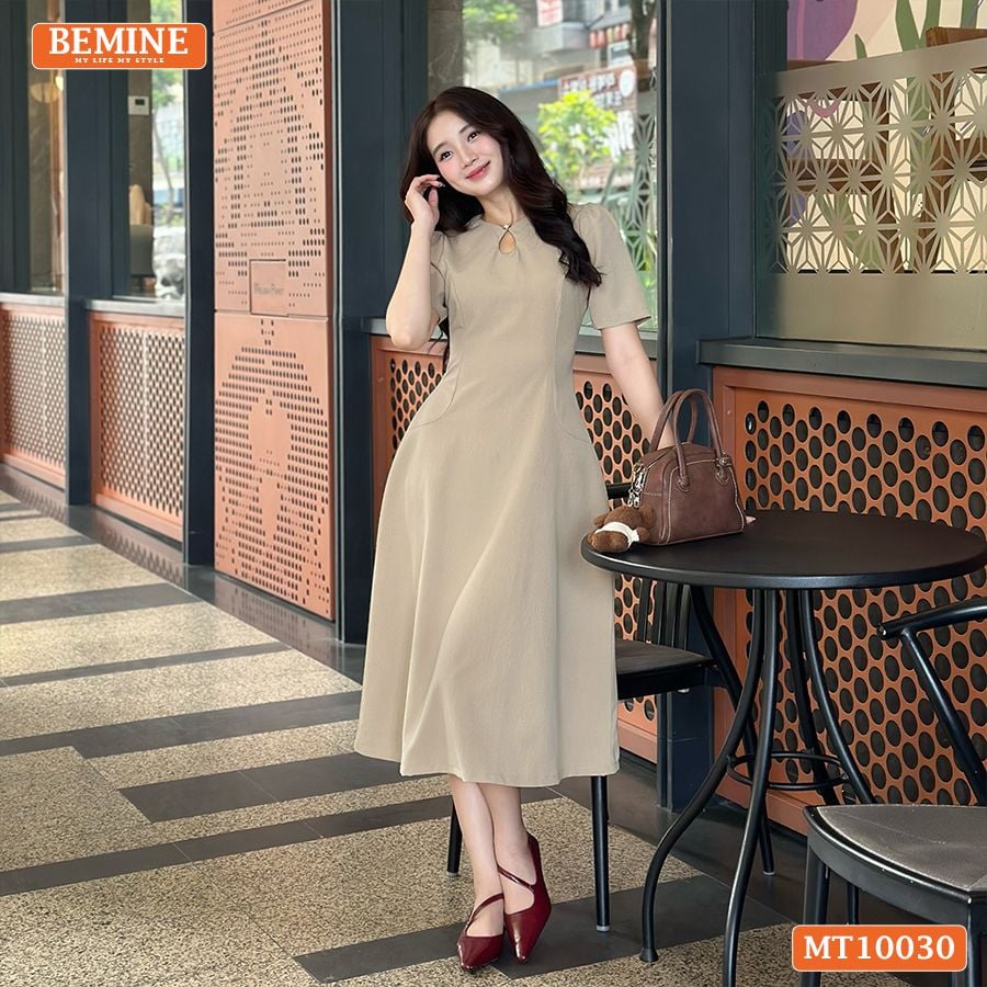 Đầm thiết kế BEMINE cổ tròn xẻ giọt nước đính cúc dáng chữ A phù hợp đi làm, đi dạo phố-MT10030
