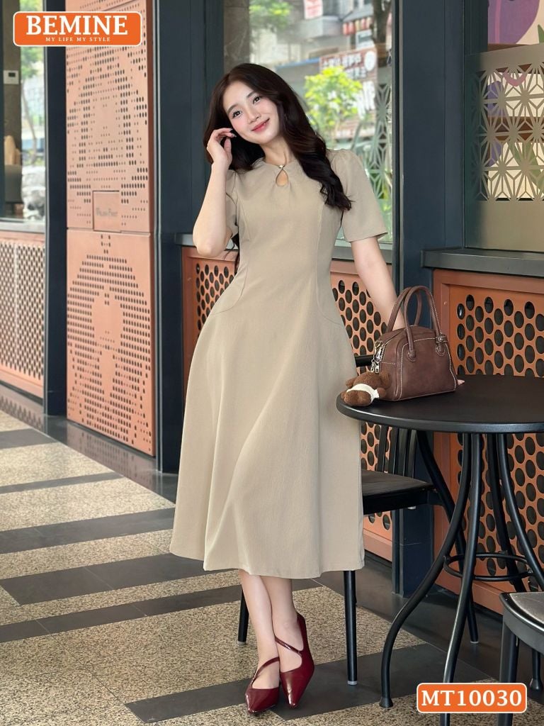 Đầm thiết kế BEMINE cổ tròn xẻ giọt nước đính cúc dáng chữ A phù hợp đi làm, đi dạo phố-MT10030