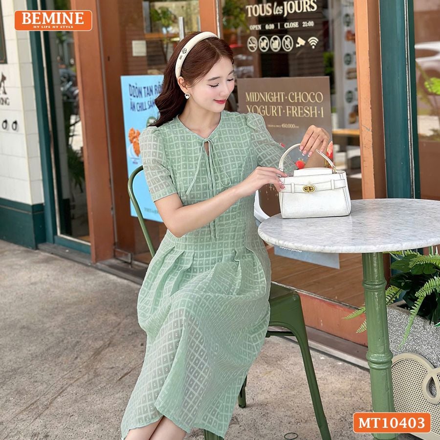 Đầm thiết kế BEMINE cổ tròn phối dây nơ tơ voan dáng chữ A MT10403