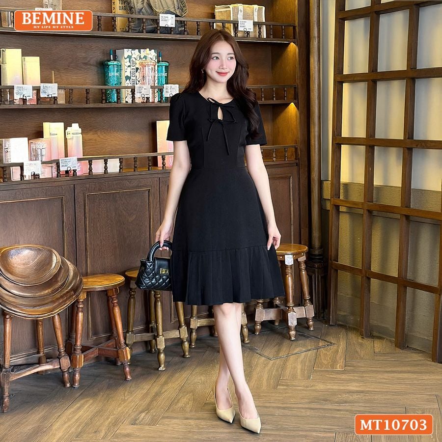 Đầm thiết kế BEMINE cổ tròn đính nơ tùng váy chữ A có xếp ly MT10703
