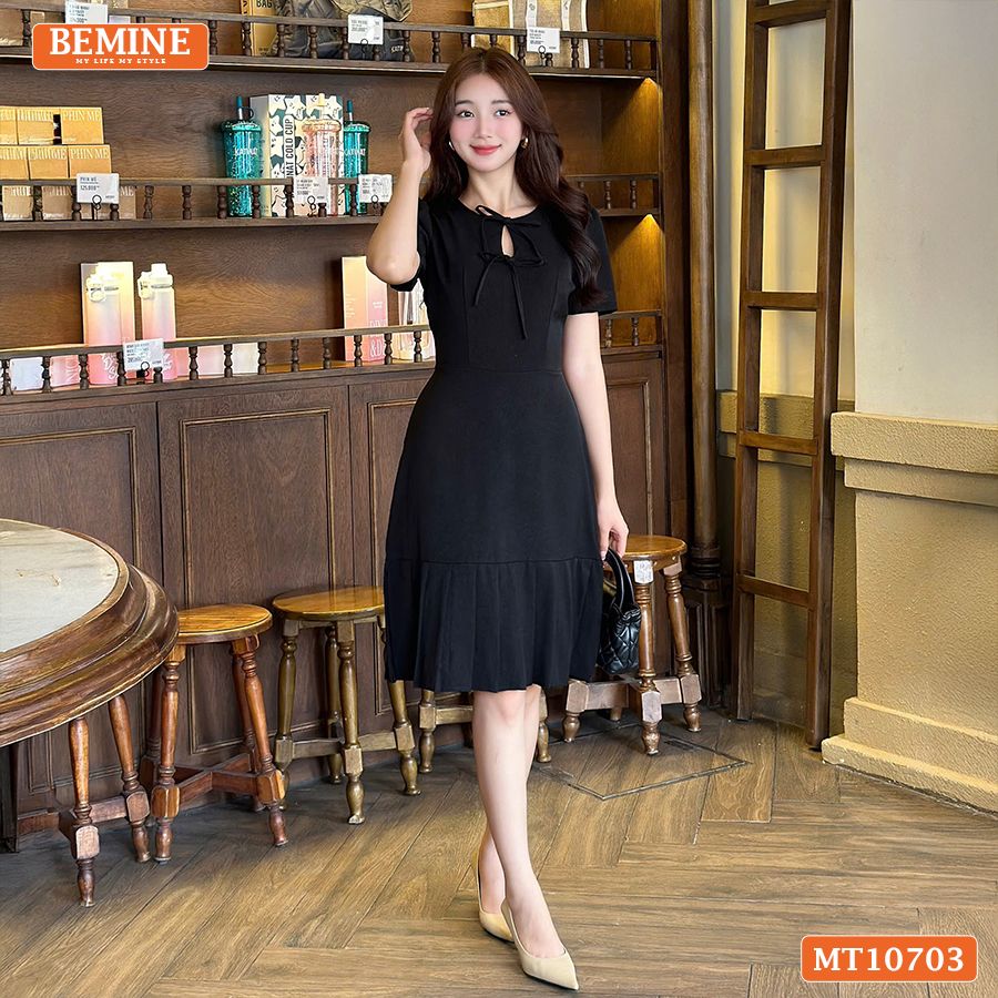 Đầm thiết kế BEMINE cổ tròn đính nơ tùng váy chữ A có xếp ly MT10703