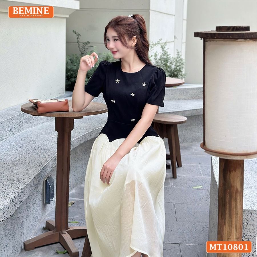 Đầm thiết kế BEMINE cổ tròn đính cúc dáng xòe MT10801