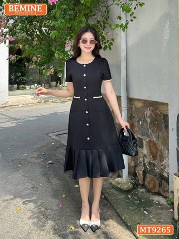 Đầm thiết kế cổ tròn đính nút dáng đuôi cá có xếp ly MT9265