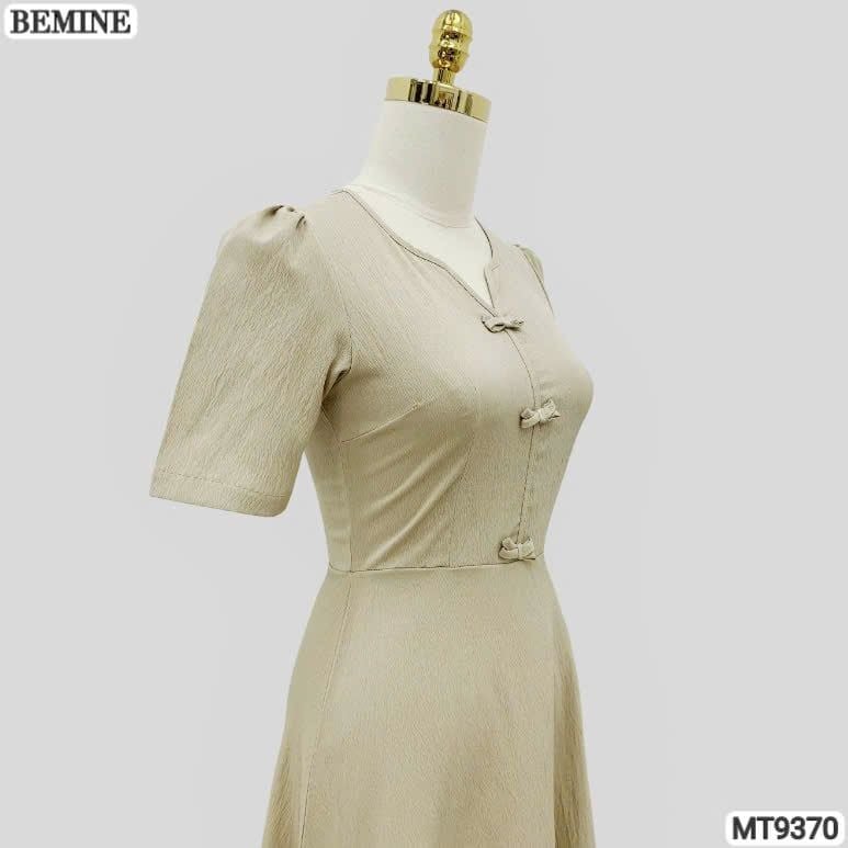Đầm thiết kế cổ tròn xẻ V đính nơ dáng chữ A MT9370