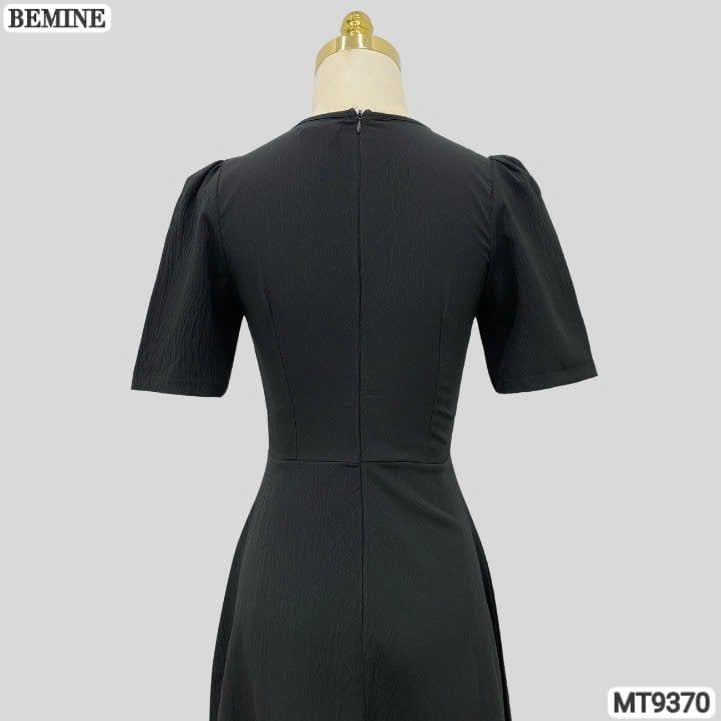 Đầm thiết kế cổ tròn xẻ V đính nơ dáng chữ A MT9370