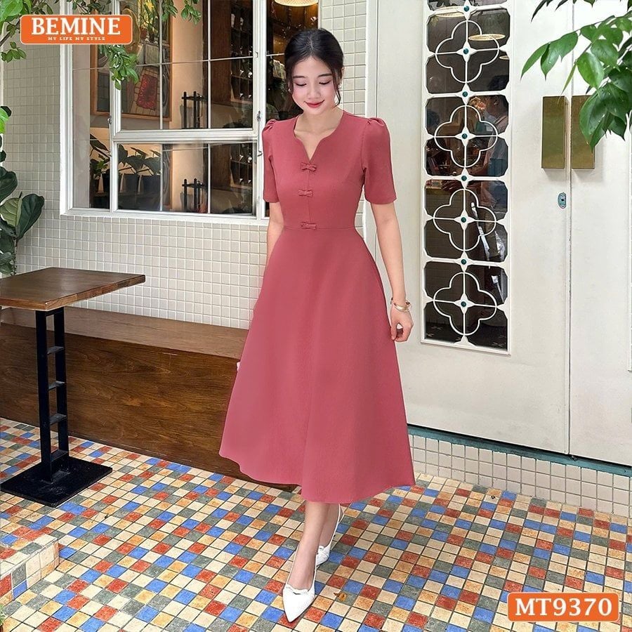 Đầm thiết kế cổ tròn xẻ V đính nơ dáng chữ A MT9370