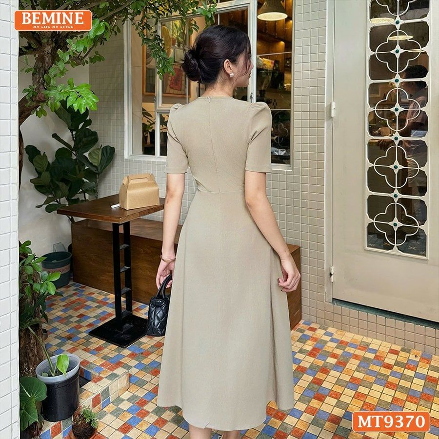 Đầm thiết kế cổ tròn xẻ V đính nơ dáng chữ A MT9370