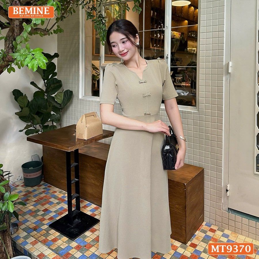 Đầm thiết kế cổ tròn xẻ V đính nơ dáng chữ A MT9370