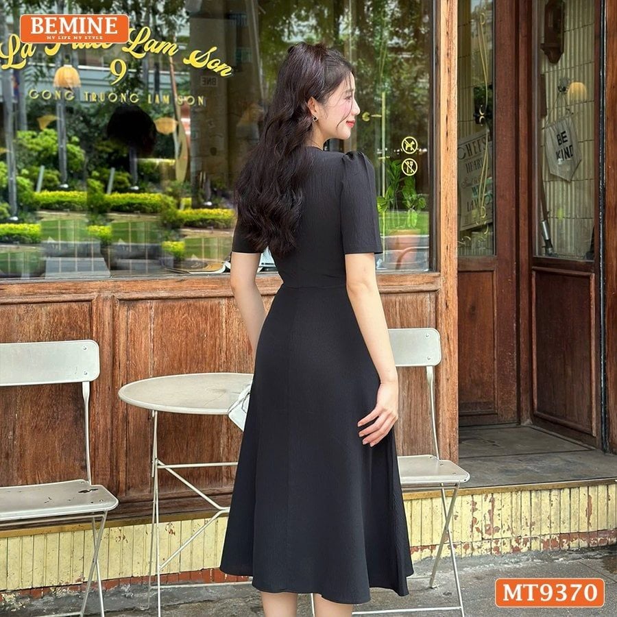 Đầm thiết kế cổ tròn xẻ V đính nơ dáng chữ A MT9370