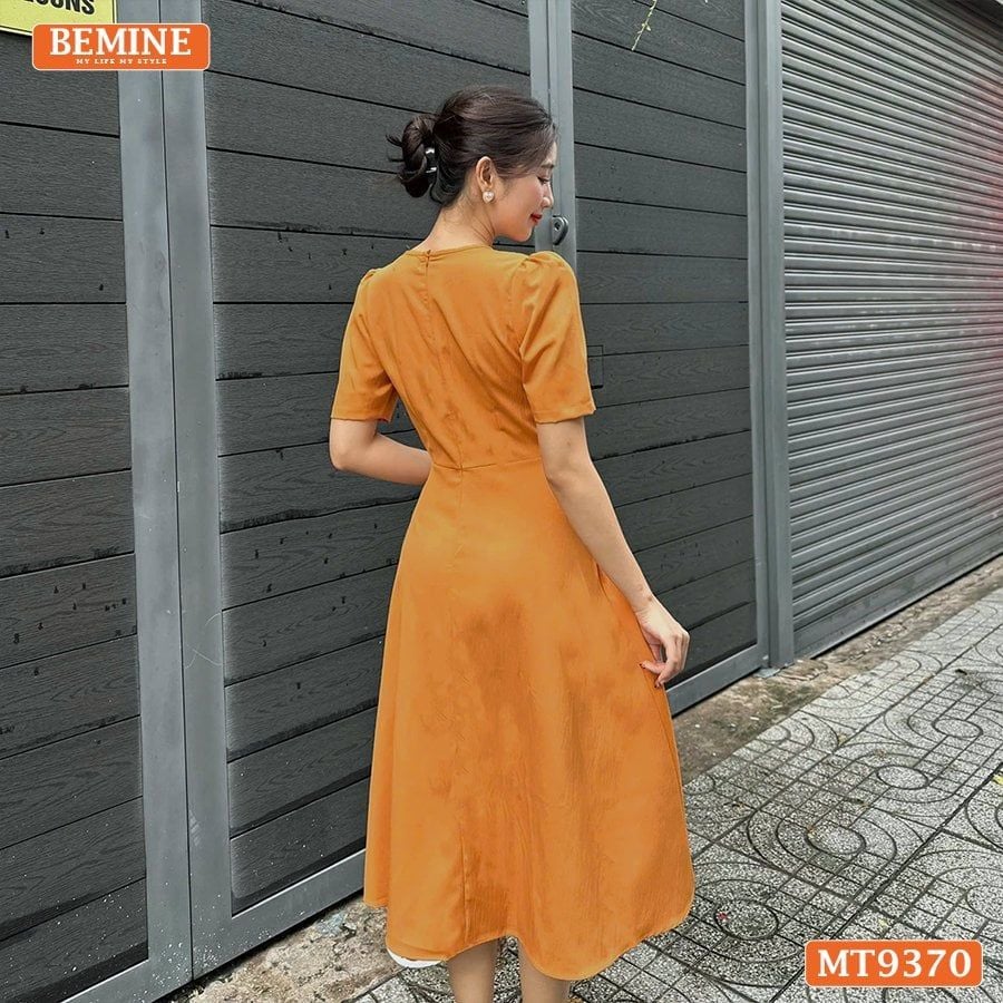 Đầm thiết kế cổ tròn xẻ V đính nơ dáng chữ A MT9370