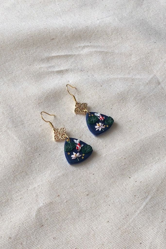 Hoa tai DN153 Đất nung đầm sen cá koi hoa văn hình thoi