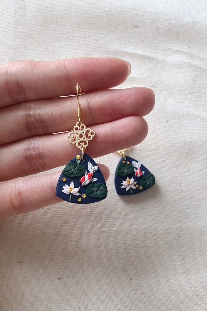 Hoa tai DN153 Đất nung đầm sen cá koi hoa văn hình thoi