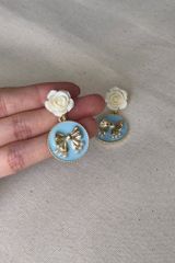 Hoa tai D2014 Hoa tai hoa hồng kem phối miếng tròn xanh biển