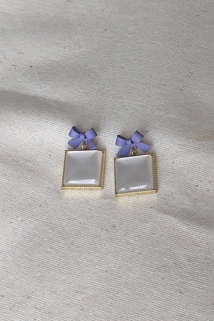 Hoa tai D2018 Hoa tai nơ tím đá vuông trắng