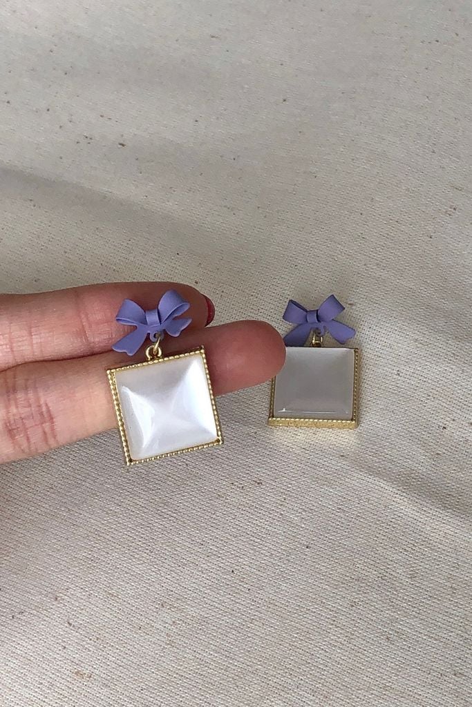 Hoa tai D2018 Hoa tai nơ tím đá vuông trắng