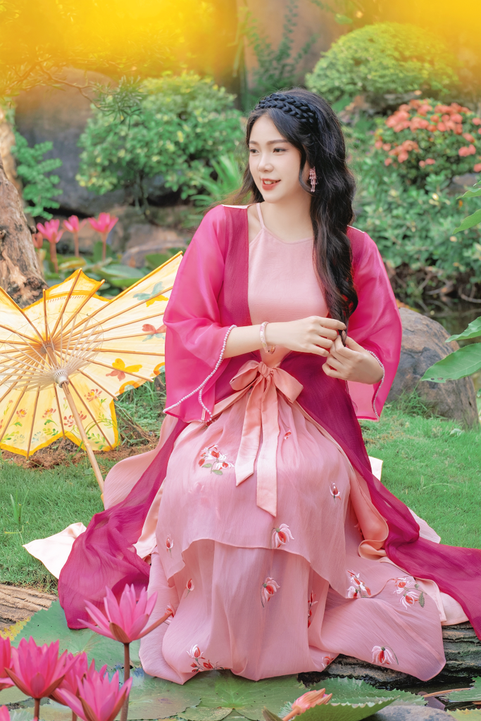 Đầm cổ yếm Xuân Nhạn - Hồng tơ thêu hoa
