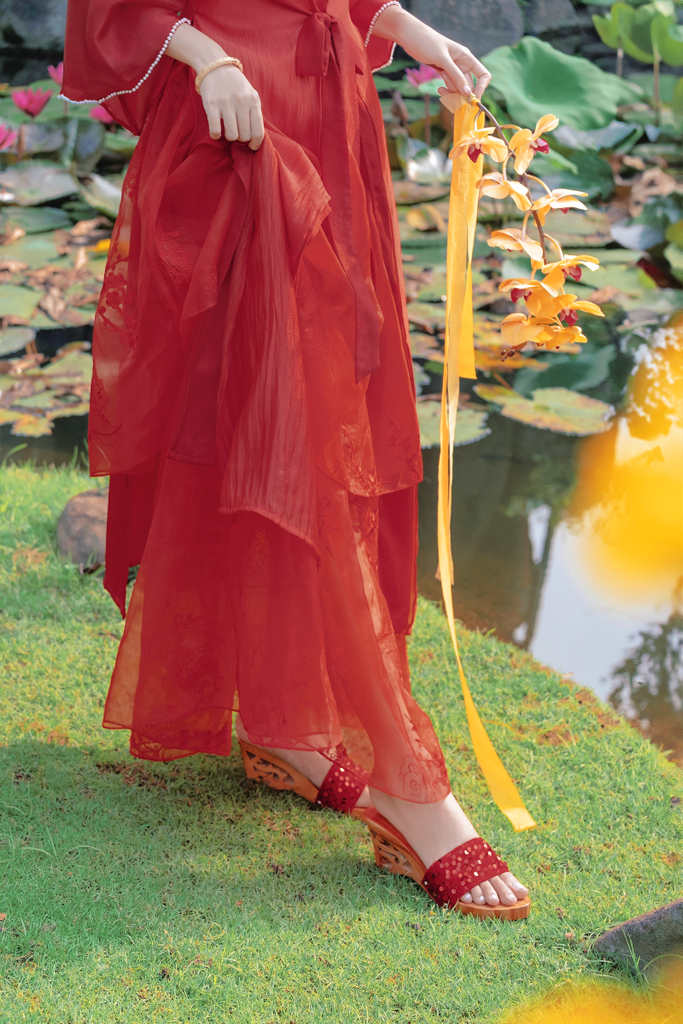 Đầm cổ yếm Xuân Nhạn - Đỏ thêu nhành mai