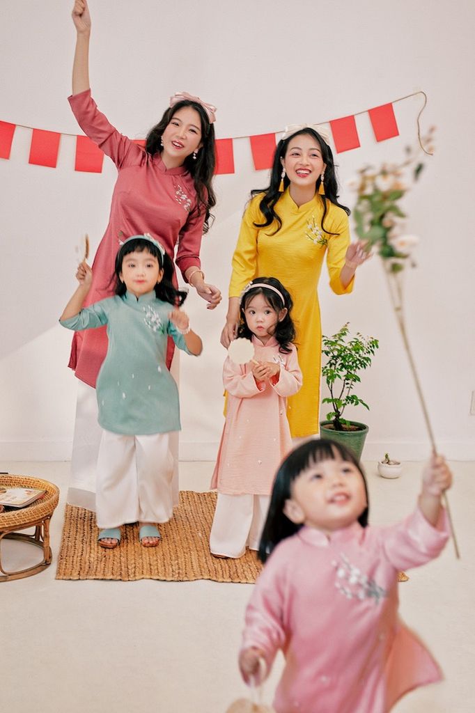 Áo dài Dáng xưa Thêu tay Mùa Vui - Cam sữa - phiên bản Bé gái