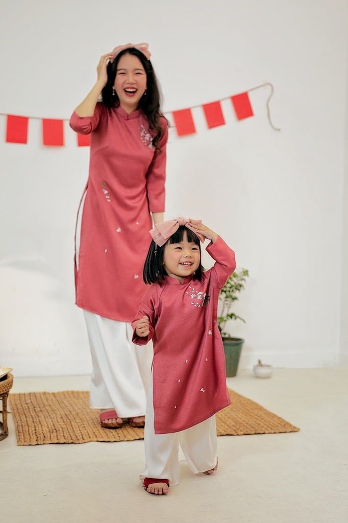Áo dài Dáng xưa Thêu tay Mùa Vui - Hồng đậm - phiên bản Bé gái