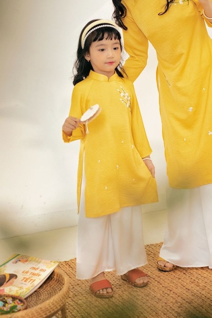 Áo dài Dáng xưa Thêu tay Mùa Vui - Vàng - phiên bản Bé gái