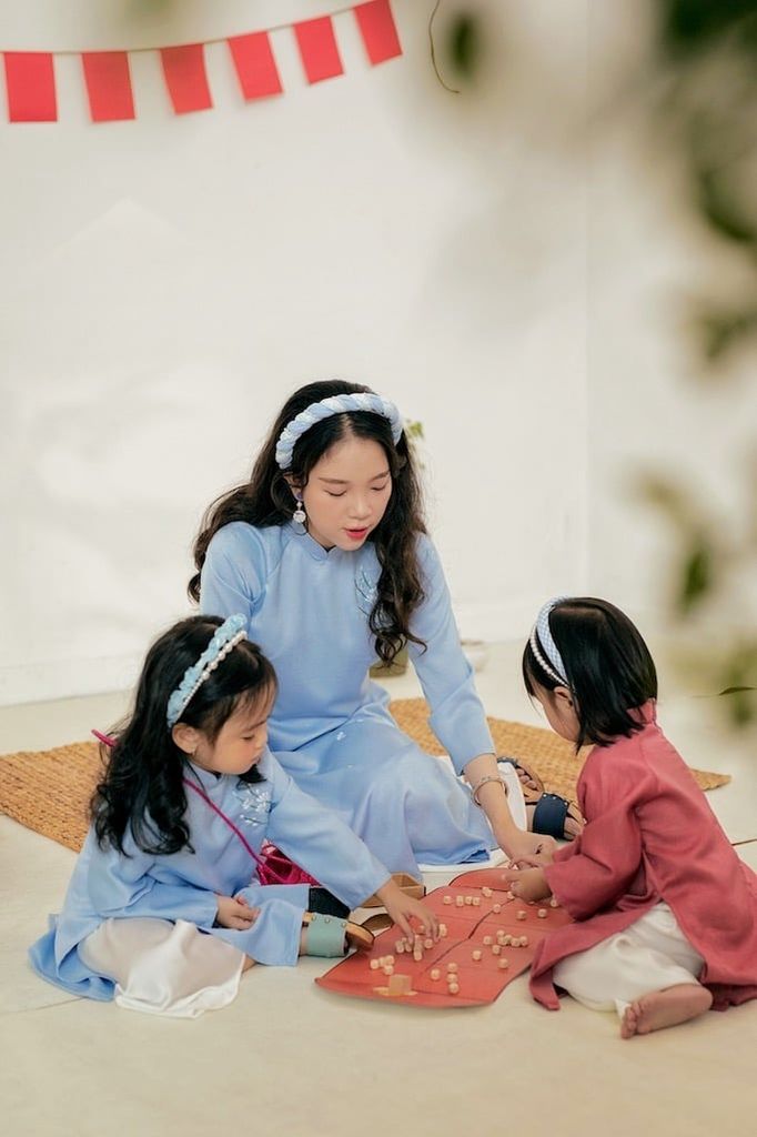 Áo dài Dáng xưa Thêu tay Mùa Vui - Xanh biển - phiên bản Bé gái