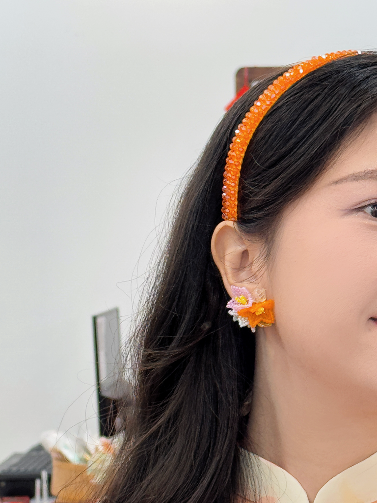 Hoa tai NK-179 hoa cườm cam tím trắng nhụy vàng