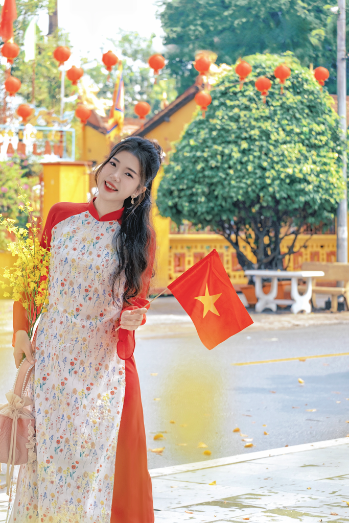 Áo dài dáng suôn Sớm Xuân - Trắng hoa ngũ sắc