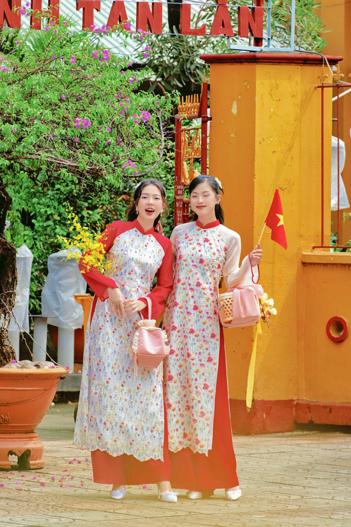 Áo dài dáng suôn Sớm Xuân - Trắng hoa ngũ sắc