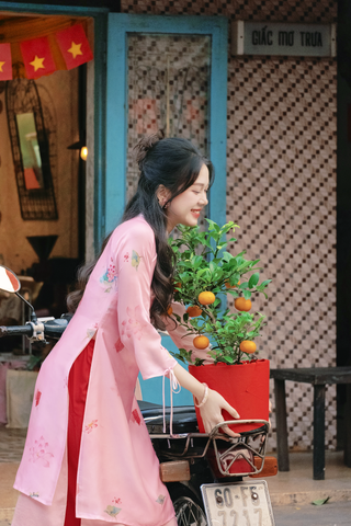 Áo dài cách tân Xuân Y - Sen hồng pháo nổ