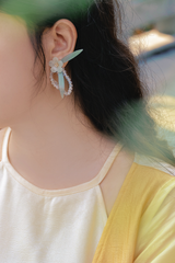 Hoa tai NK-159 hoa xanh lá trúc phối dây hạt ngọc trắng