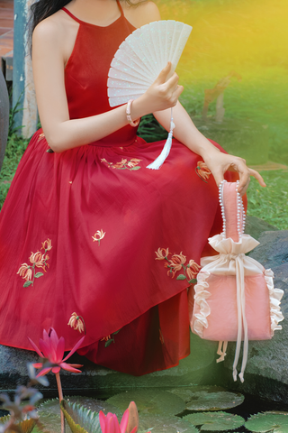 Đầm cổ yếm Xuân Nhạn - Đỏ tơ thêu hoa