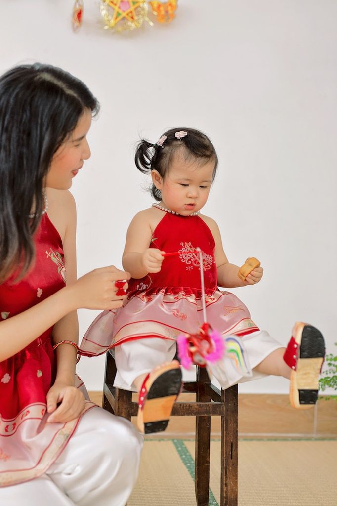 Áo yếm xòe organza Hoa Niên Ca BÉ - Đỏ