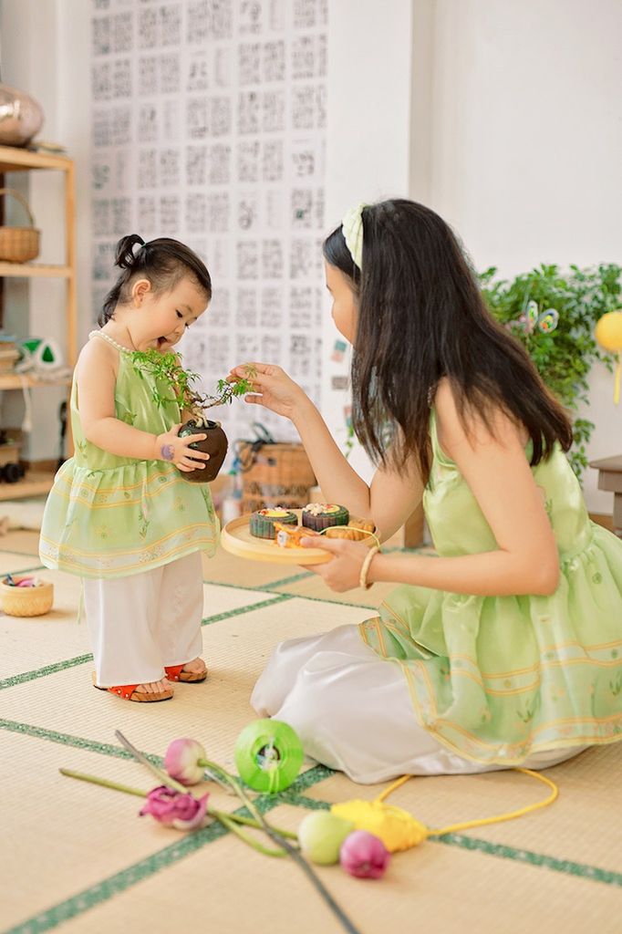 Áo yếm xòe organza Hoa Niên Ca BÉ - Xanh cốm