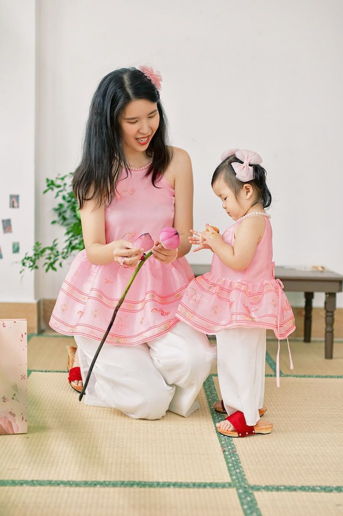 Áo yếm xòe organza Hoa Niên Ca BÉ - Hồng